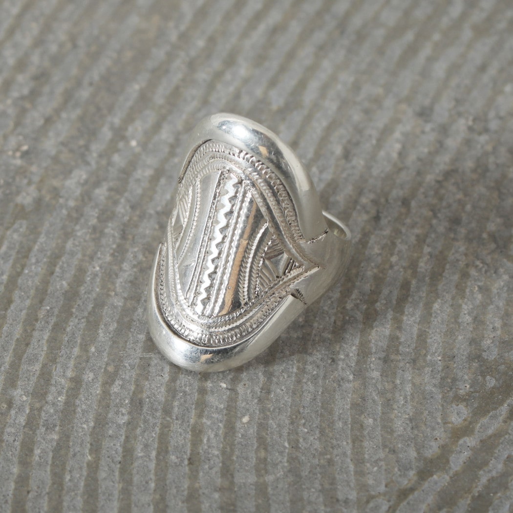 TOUAREG SILVER JEWELRY トゥアレグ シルバー ジュエリーシルバーリング 盾 楕円 シルバー