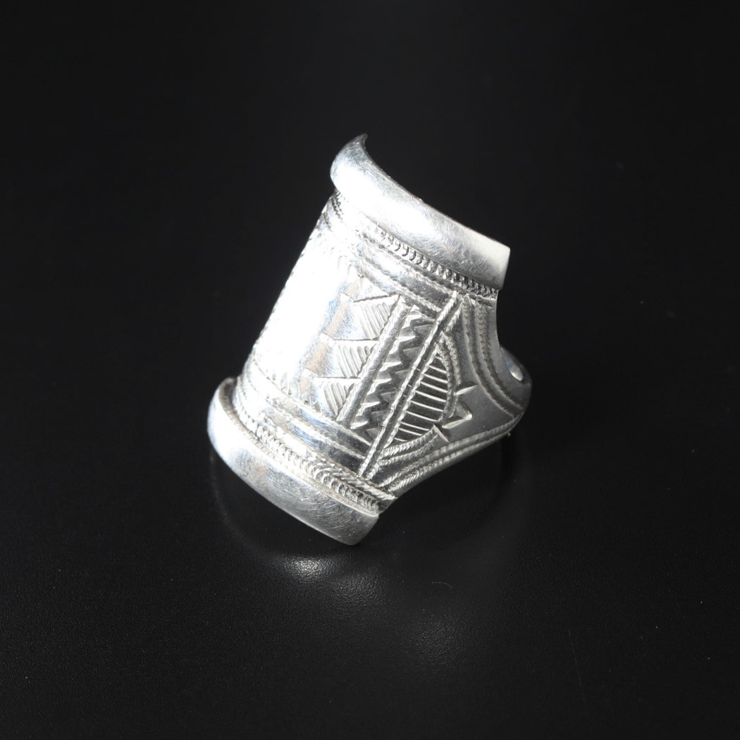 TOUAREG SILVER JEWELRY トゥアレグ シルバー ジュエリー シルバーリング 盾 シルバー 2.6cm×2.2cm