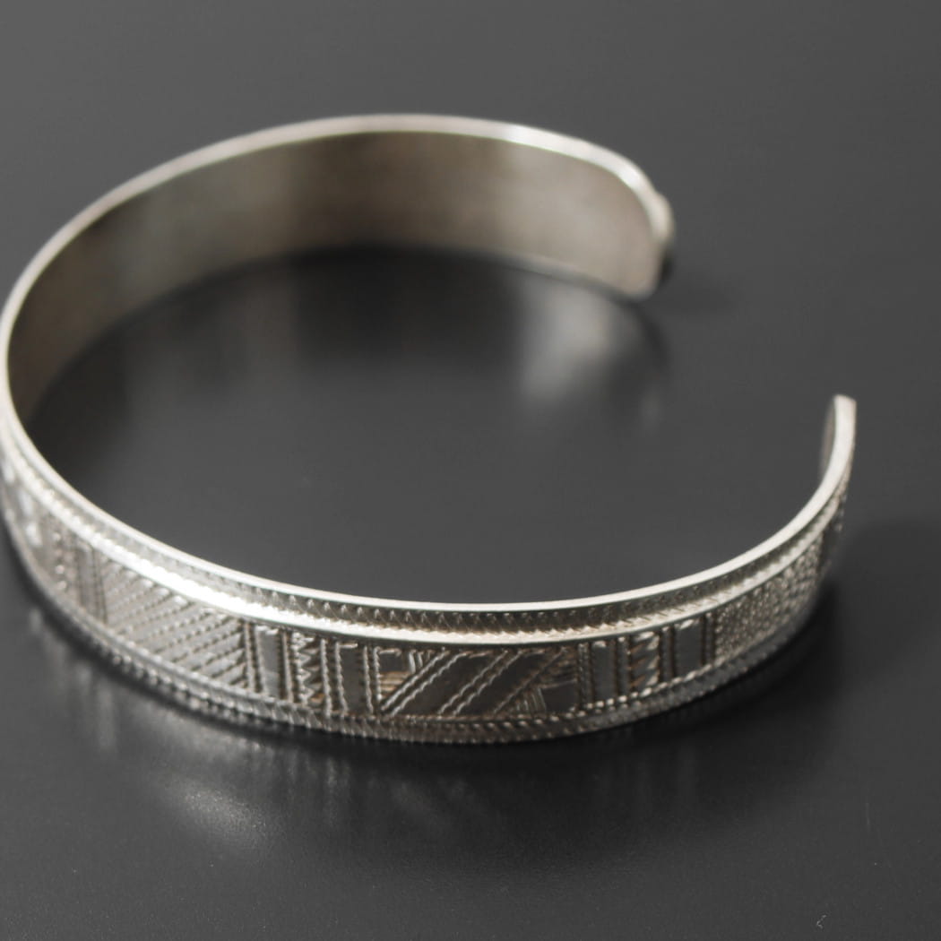 TOUAREG SILVER JEWELRY トゥアレグ シルバー ジュエリー シルバーバングル 1.2cm幅 シルバー
