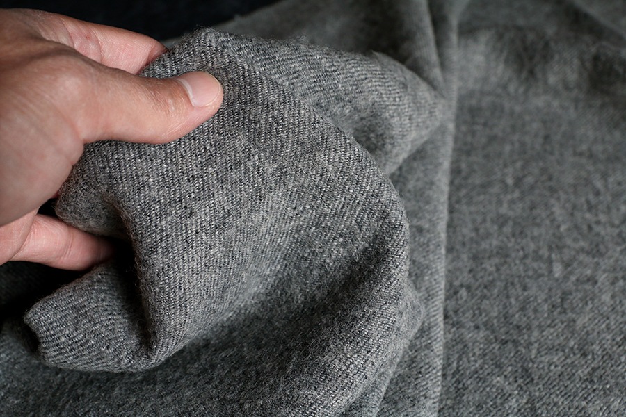 【反物販売】洗いをかけた シェットランドウールリネン ツイル 異番手【麻 毛 生地 無地 綾織】