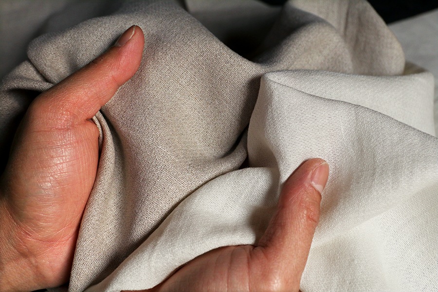 【反物販売】ワイド幅 洗いをかけた リネンアムンゼン 60番手 【梨地織 麻 生地 無地】