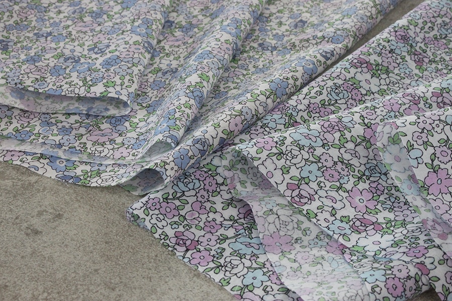 綿60ローン生地 ベリーフラワー 【コットン 生地 花柄】 - 生地、布地  