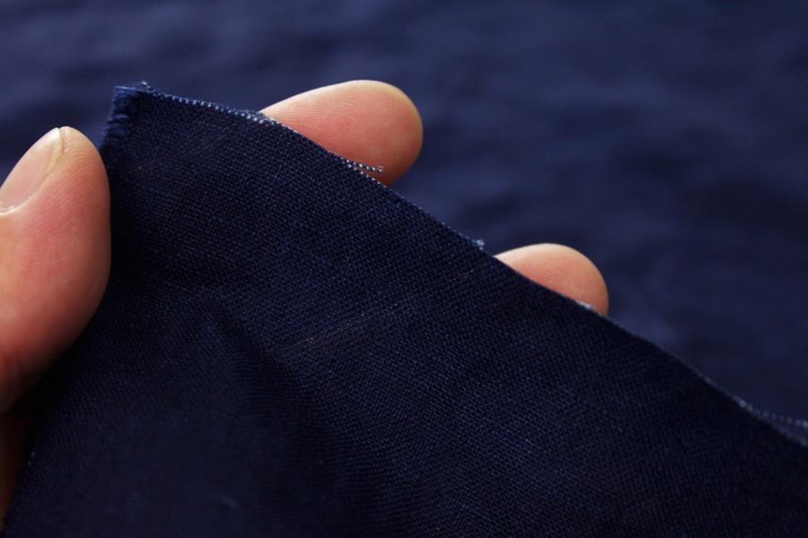 【反物販売】岡山県児島染 洗いをかけた 40/1番手 ベルギーリネン インディゴダイド 【麻 生地 無地 藍染】