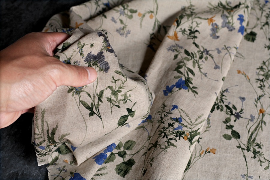 洗いをかけた 綿麻プリント 「ジョリー フルール」 【コットン リネン 生地 花柄 フラワー】