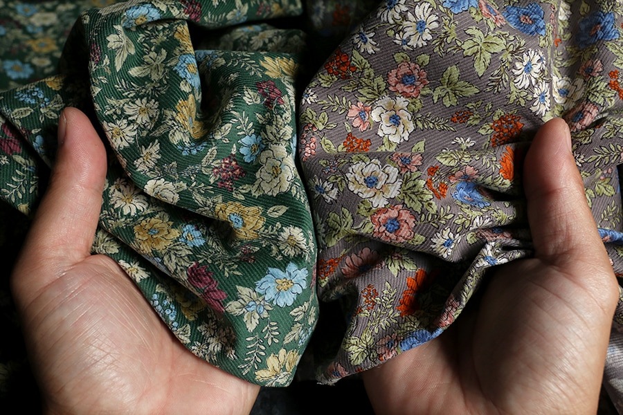 【反物販売】シャツコーデュロイ 抜染花柄プリント 【コットン(綿) 生地 フラワー シャツコール】