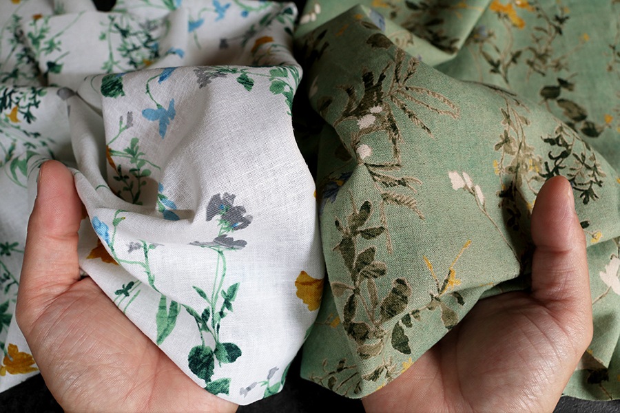 【反物販売】洗いをかけた 綿麻プリント 「ジョリー フルール」 【コットン リネン 生地 花柄 フラワー】