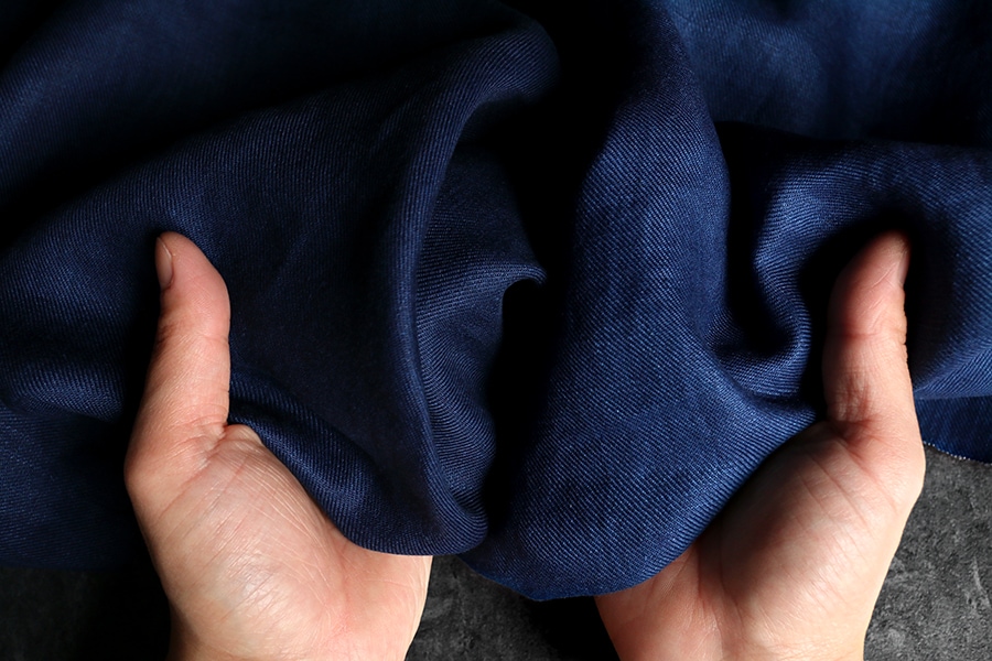 【反物販売】児島染 洗いをかけた ベルギーリネンツイル インディゴダイド 40番手【綾織 麻 生地 無地 藍染】