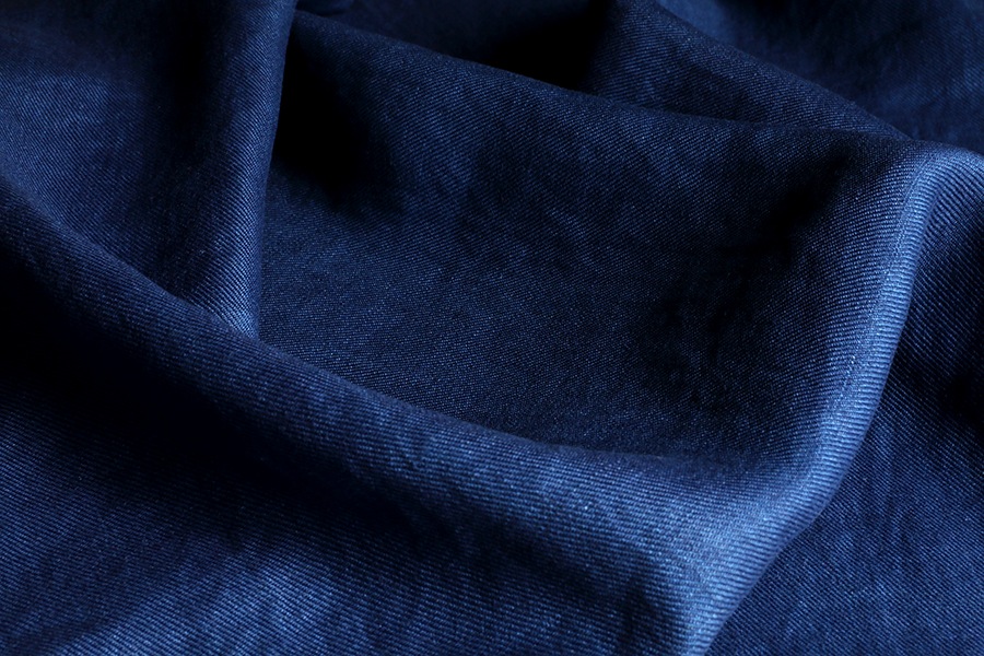 【反物販売】児島染 洗いをかけた ベルギーリネンツイル インディゴダイド 40番手【綾織 麻 生地 無地 藍染】