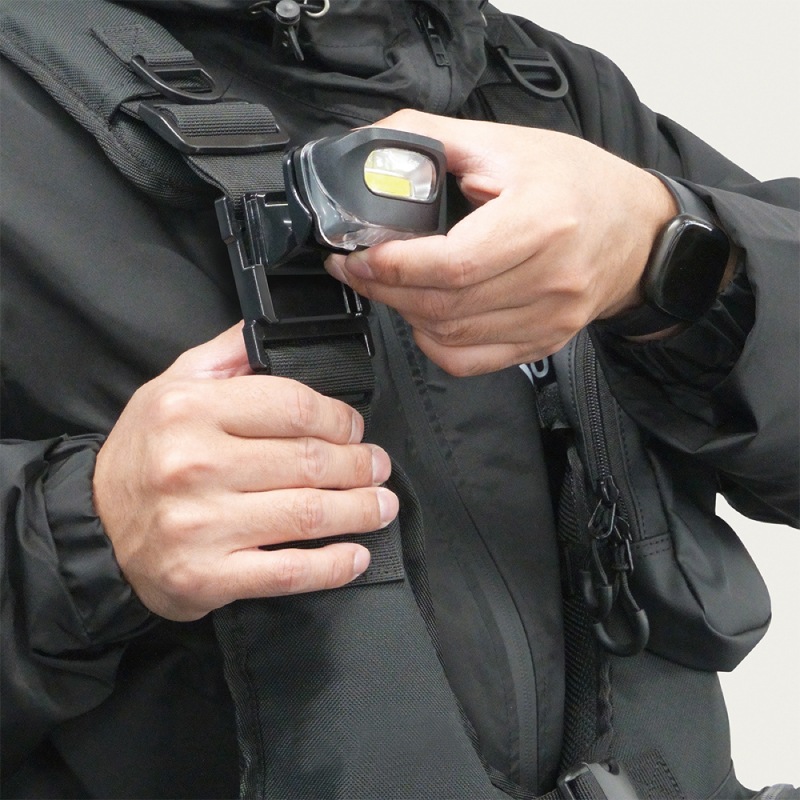 2way LEDライト 釣り用 LEDライト 電池式 マグネット ベルト取付 角度調整 車内 ラゲッジルーム フィッシングベスト ショルダーバッグ アウトドア 夜釣り 作業灯 単4乾電池 3本 UA32 VISOA ビソア 槌屋ヤック 取り寄せ商品