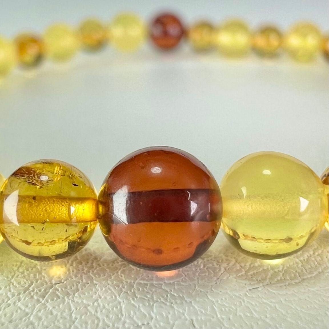 極美品✨天然琥珀 ロイヤルアンバー 本蝋琥珀 蜜蝋 ブレスレット 天然蜜蝋琥珀 ロイヤルアンバー ブレスレット - メルカリ