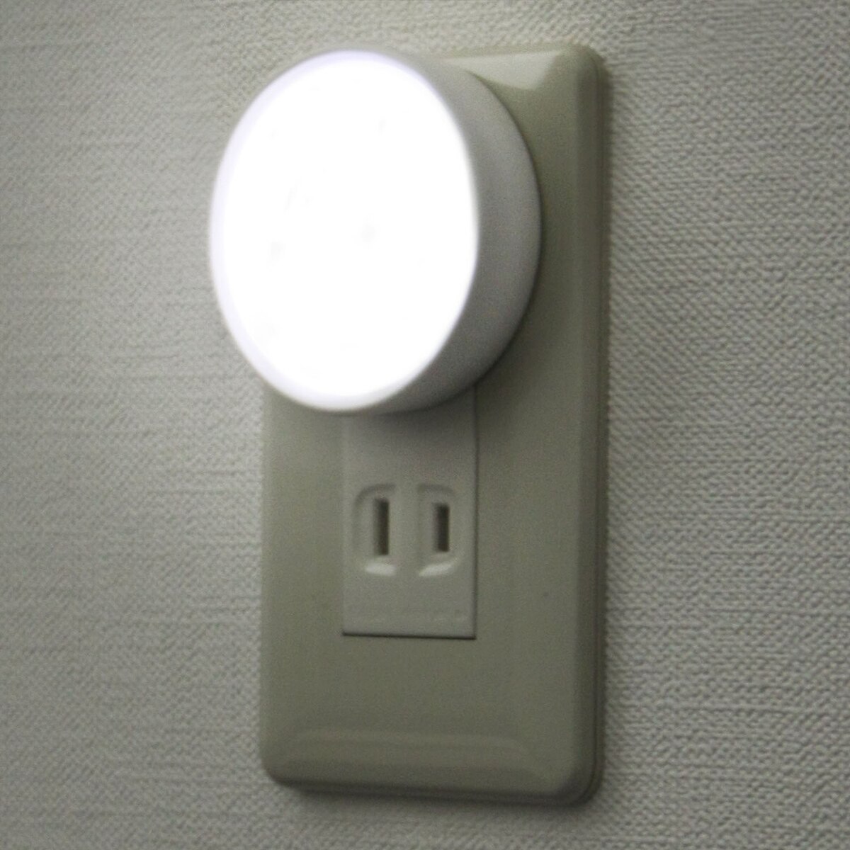 朝日電器 エルパ LEDナイトライト スイッチ付 コンセント式 PM-LA101W