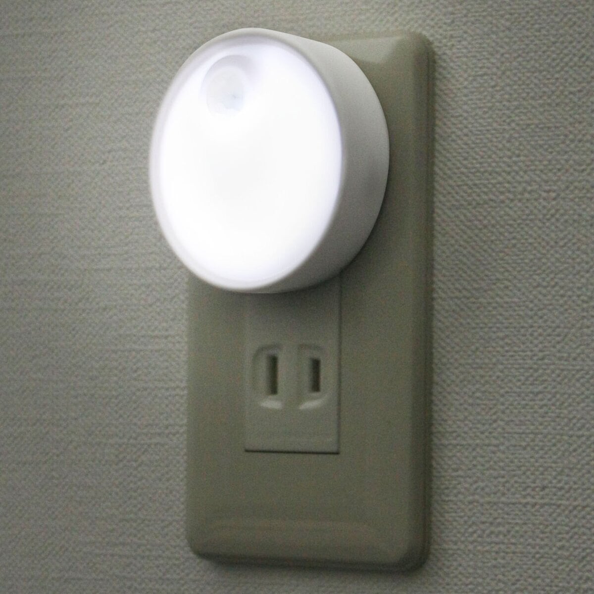 エルパ ELPA LEDナイトライト 人感センサー搭載 コンセント式 PM 