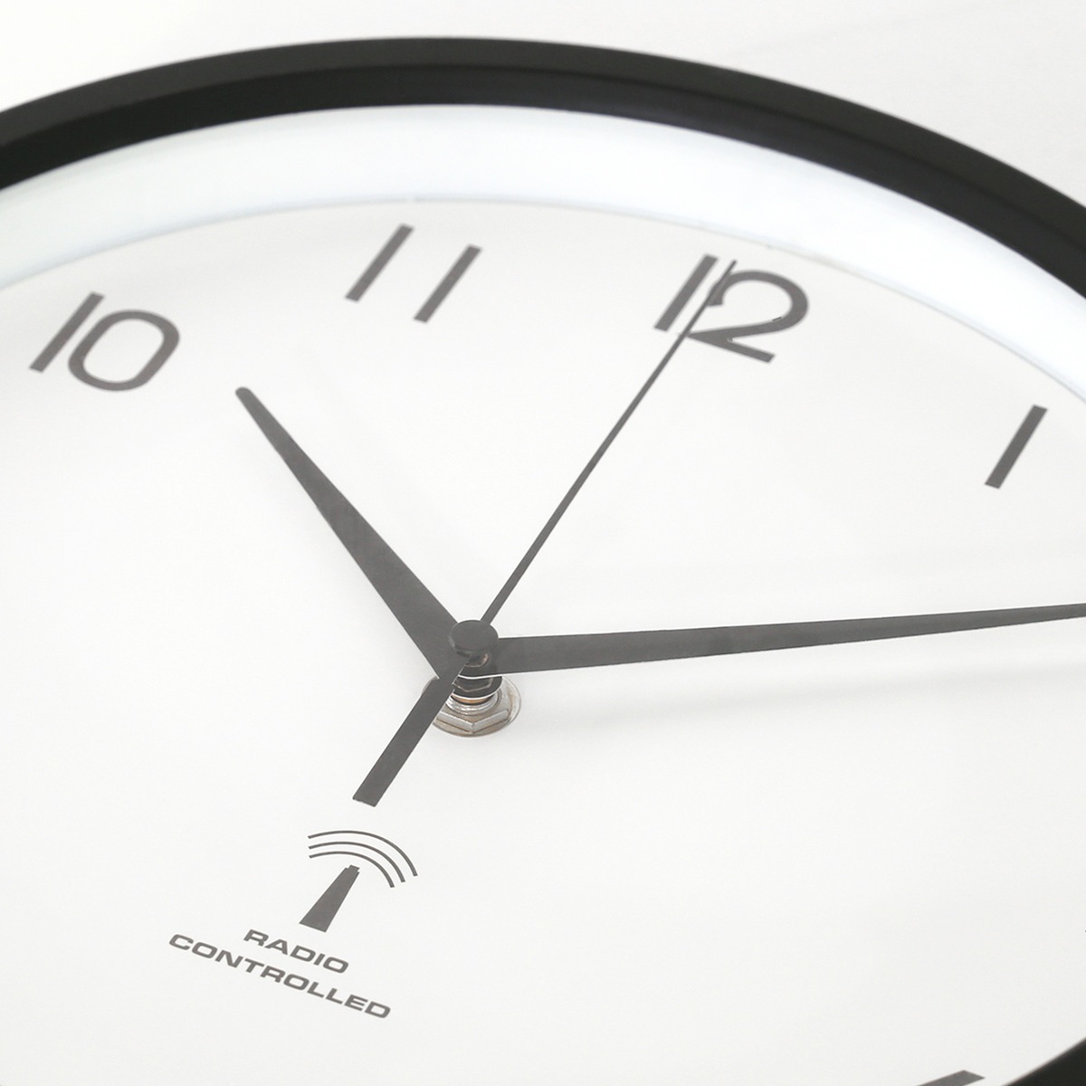 【送料無料】欠品中 次回4月上旬予定 不二貿易 電波掛時計 カペラ 直径27cm BK 27269 EG8819P-RC 【メーカー直送・代引不可・置配不可・配送地域限定】
