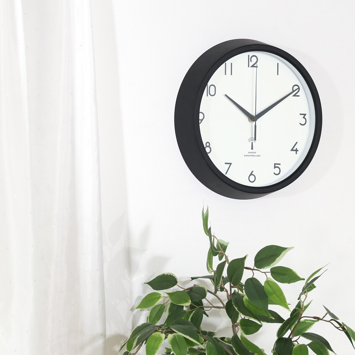 【送料無料】欠品中 次回4月上旬予定 不二貿易 電波掛時計 カペラ 直径27cm BK 27269 EG8819P-RC 【メーカー直送・代引不可・置配不可・配送地域限定】