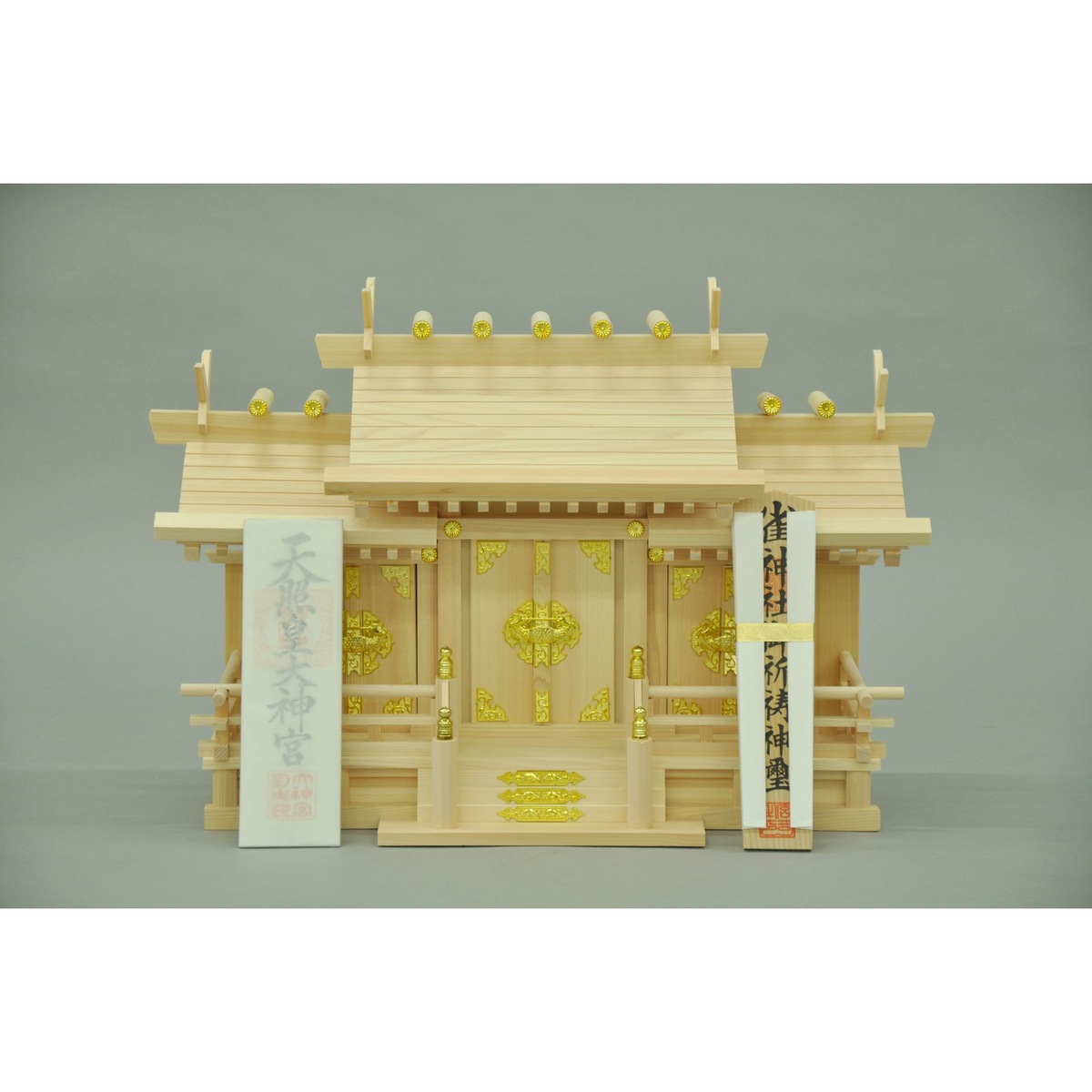 【送料無料】欠品中 2月上旬入荷予定　エイ・アイ・エス 国産 お神札が簡単に入る神棚 三社中謙信 NA 【メーカー直送・代引不可・置配不可】