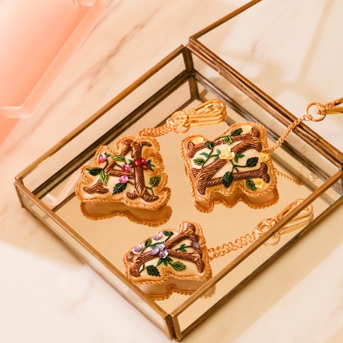 ザリ刺繍アルファベットキーホルダー(A～I) | FASHION GOODS