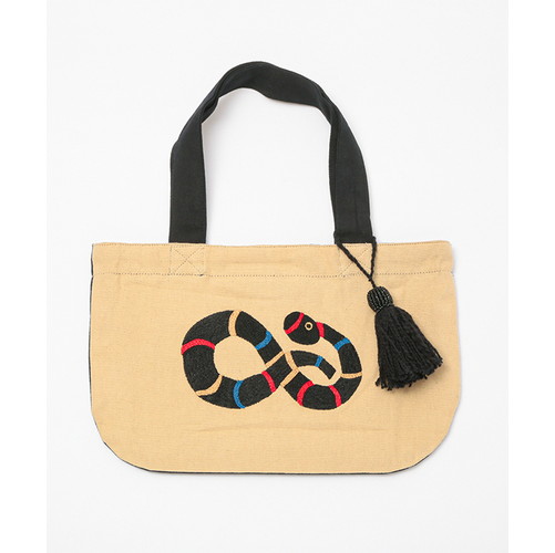 専用　ハンドメイド　刺繍　チワワ　ミニリュック型ポーチ　ひょっこりトートバッグ チワワ （子犬）刺繍 お散歩ハンドバッグ（名入れ可） ランチ