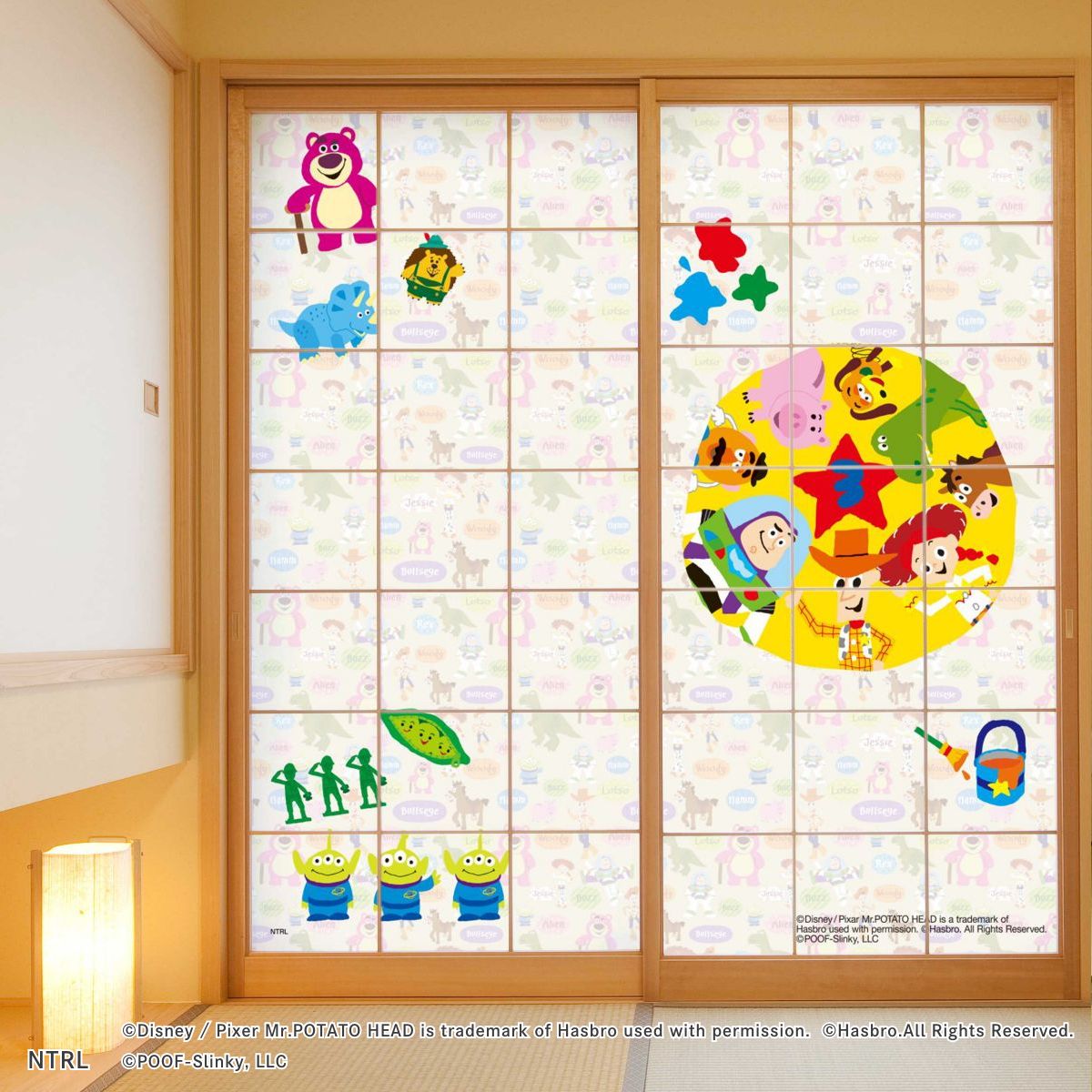 ディズニーキャラクター ピクサー 障子紙 トイ・ストーリー3 ウッディ＆フレンズ NTLD-029S のりで貼るタイプ 幅約92cm×長さ約182cm 2枚1組 アサヒペン