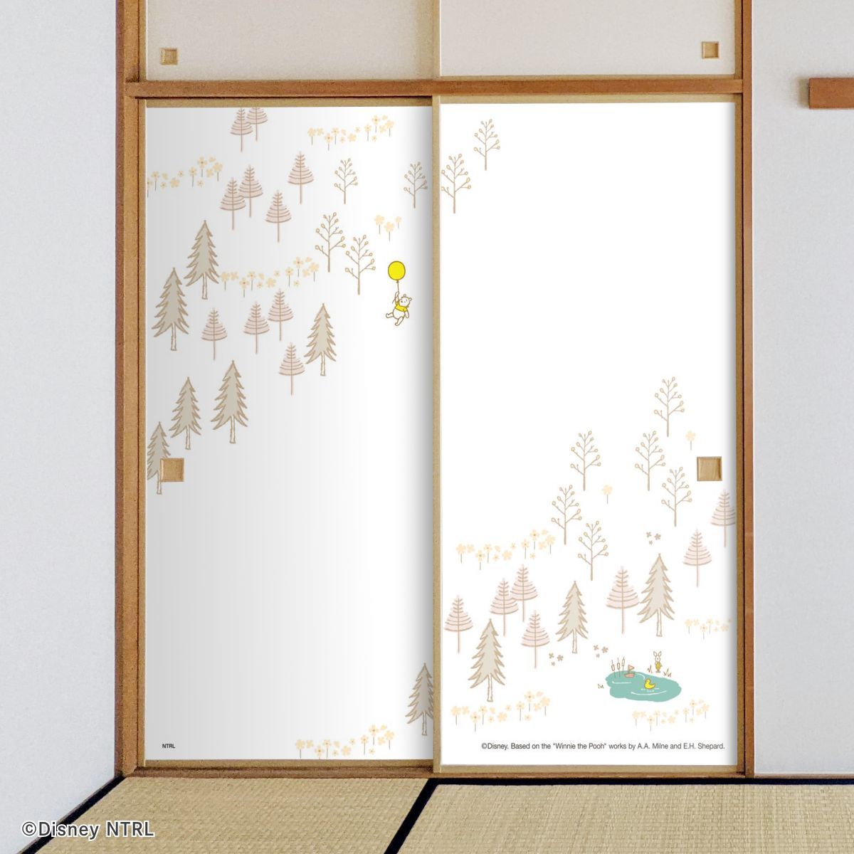 【廃番のため1月29日販売終了】くまのプーさん ディズニーキャラクター ふすま紙  バルーンとプー  NTLD-033F 水で貼るタイプ 再湿 襖紙 幅約92cm×長さ約182cm 2枚1組 アサヒペン