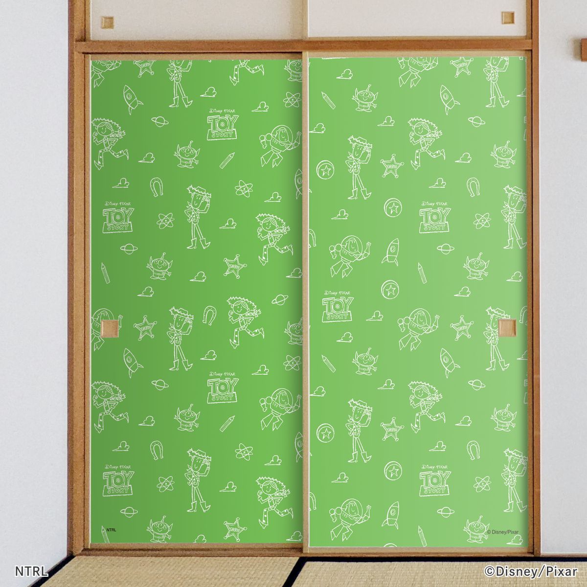 ディズニーキャラクター ピクサー ふすま紙 トイ・ストーリー  ウッディ＆ジェシー NTLX-007F 水で貼るタイプ 再湿 襖紙 幅約92cm×長さ約182cm 2枚1組 アサヒペン