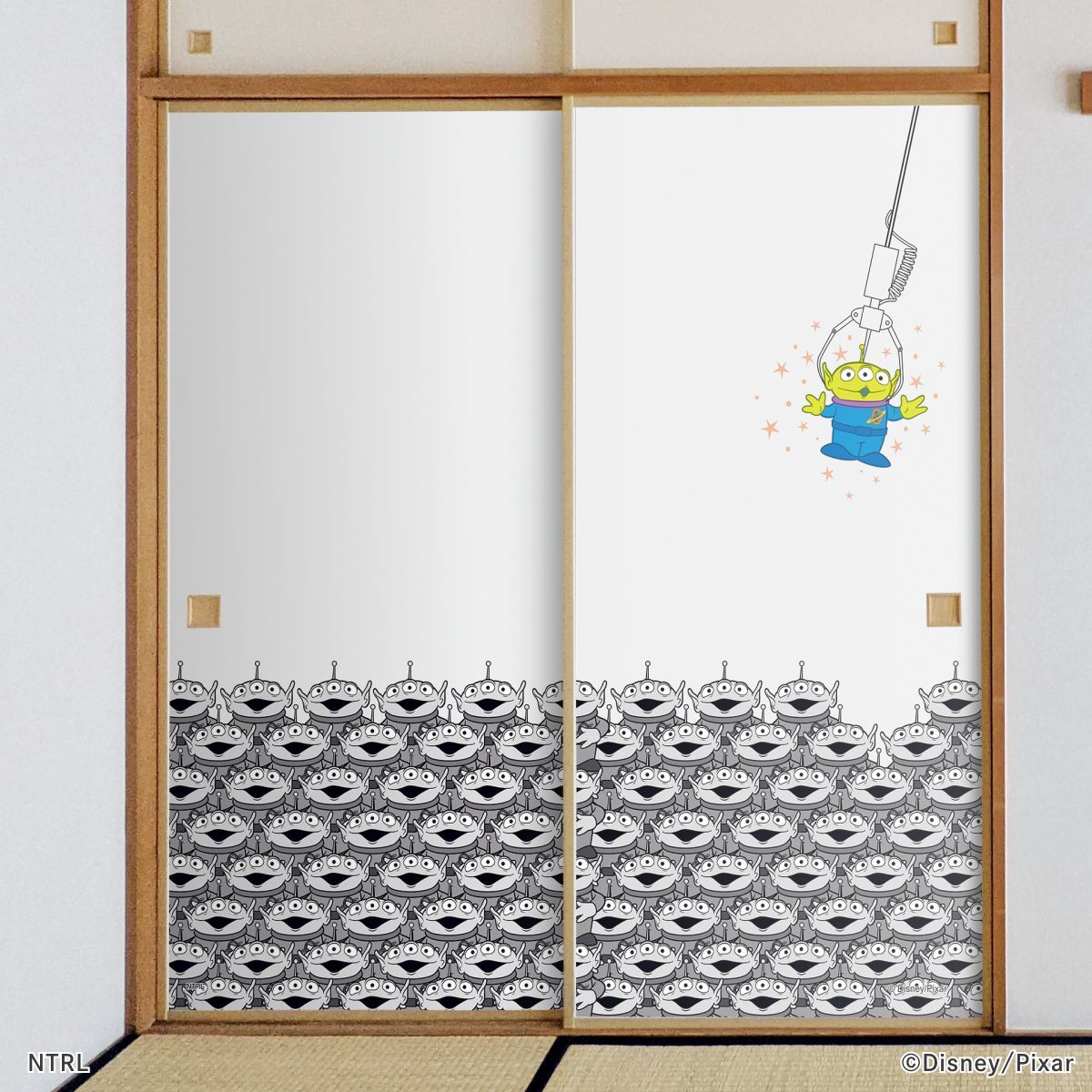 ディズニーキャラクター ピクサー ふすま紙 トイ・ストーリー  リトル・グリーン・メン エイリアン NTLX-006F 水で貼るタイプ 再湿 襖紙 幅約92cm×長さ約182cm 2枚1組 アサヒペン