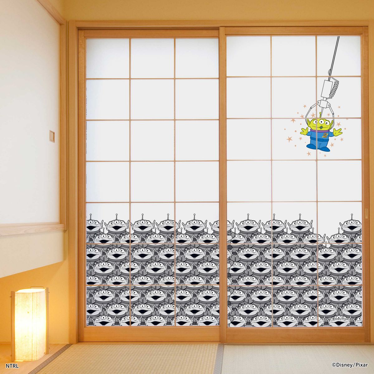 ディズニーキャラクター ピクサー 障子紙 トイ・ストーリー  リトル・グリーン・メン エイリアン NTLX-006S のりで貼るタイプ 幅約92cm×長さ約182cm 2枚1組 アサヒペン