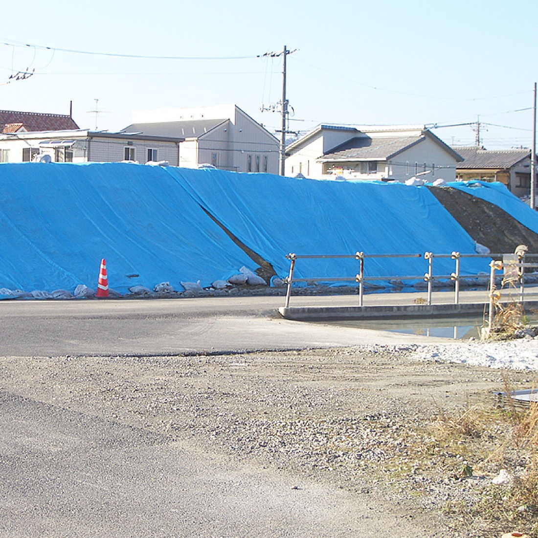 【法人限定販売】ブルーシート SK PEクロスシート(ブルー) 番手 #2500 #3000 3.6m 5.4m 7.2m 9.0m 10.0m 国産品 日本製 ポリエチレン 建築現場 土木作業 養生シート 防水 資材カバー 防災用品 アウトドア イベント 三鬼化成