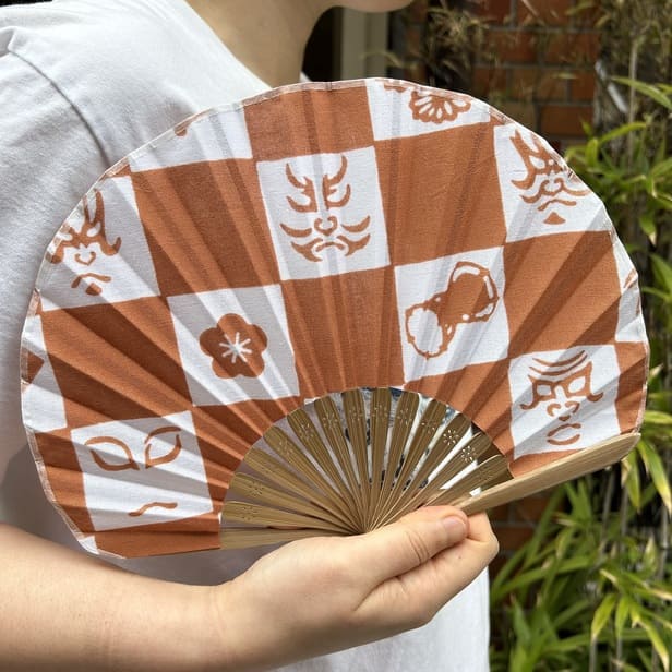 手ぬぐい扇子「隈取市松（柿色）」