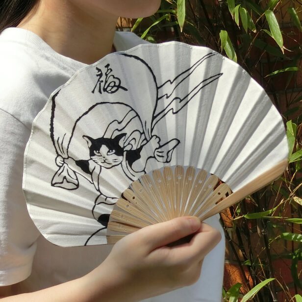 手ぬぐい扇子「猫の風神雷神（風神）」