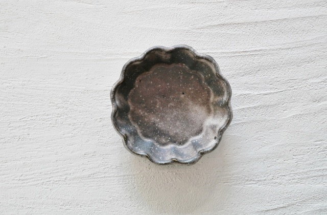 _田志保　チタン釉花豆皿　深