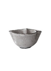 _田志保　チタン釉三弁花鉢φ8ｃｍ