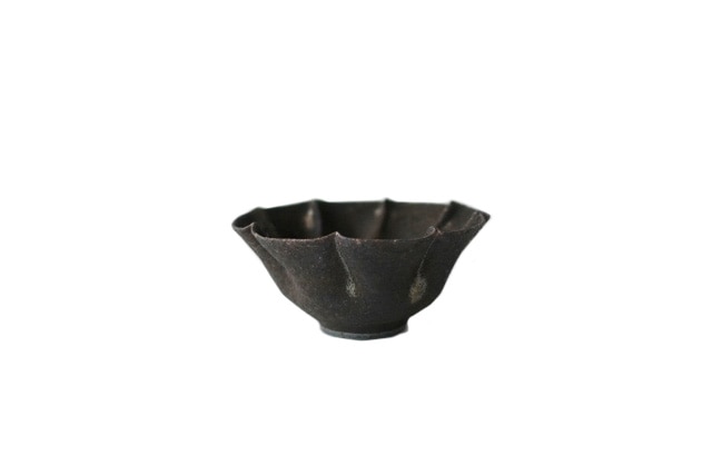 _田志保　黒釉輪花豆鉢φ8.5ｃｍ