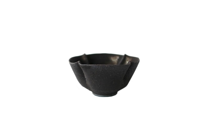 _田志保　黒釉四弁豆鉢/7.5ｃｍ