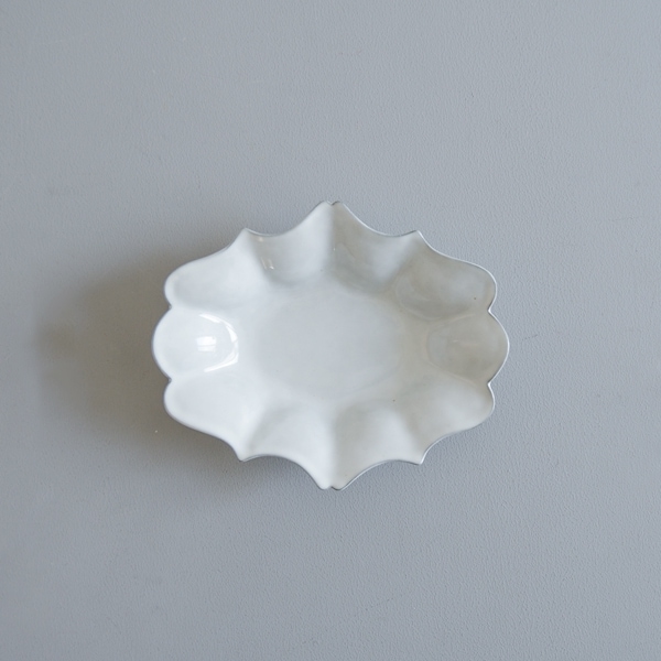 上國料正記　変形楕円皿　小　（白）　18×15ｃｍ
