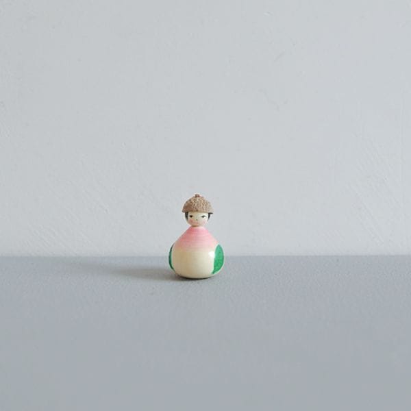 どんぐりこけし　桃　Model・MM251117B　身長2ｃｍ