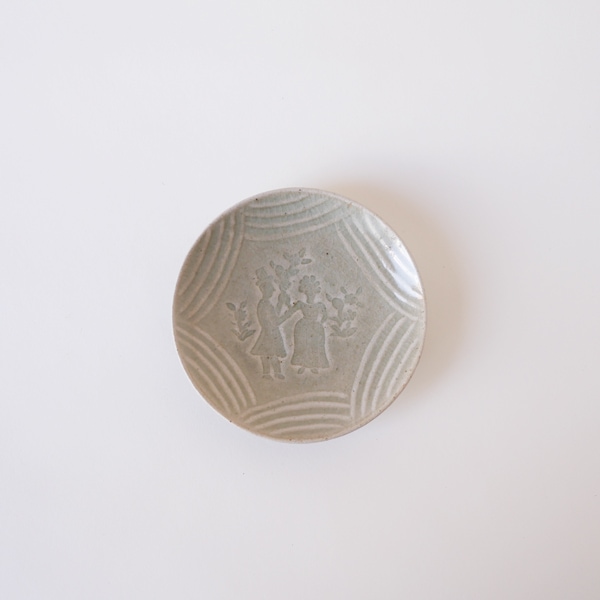 郡司庸久・慶子　型打ち皿4寸　人　model　Y　Φ12ｃｍ