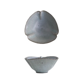 _田志保　灰釉三弁鉢　大　13×13ｃｍ