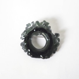 小国香織　リングブローチ　黒