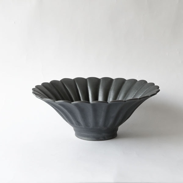 上國料正記　輪花大鉢　黒　φ21ｃｍ