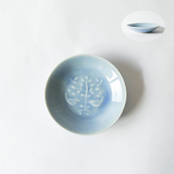 稲村真耶　湖水釉印刻樹下鳥文４寸皿　Φ12.5cm