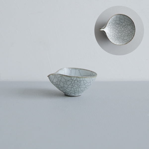 髙田志保　炭入り片口豆鉢　7.5×9cm
