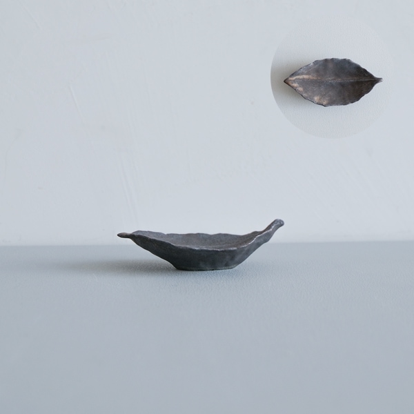 髙田志保　ツバキ（黒）　5×10cm