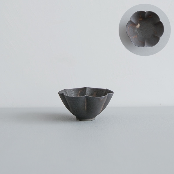 髙田志保　黒釉６弁豆鉢　Φ8cm　H4cm
