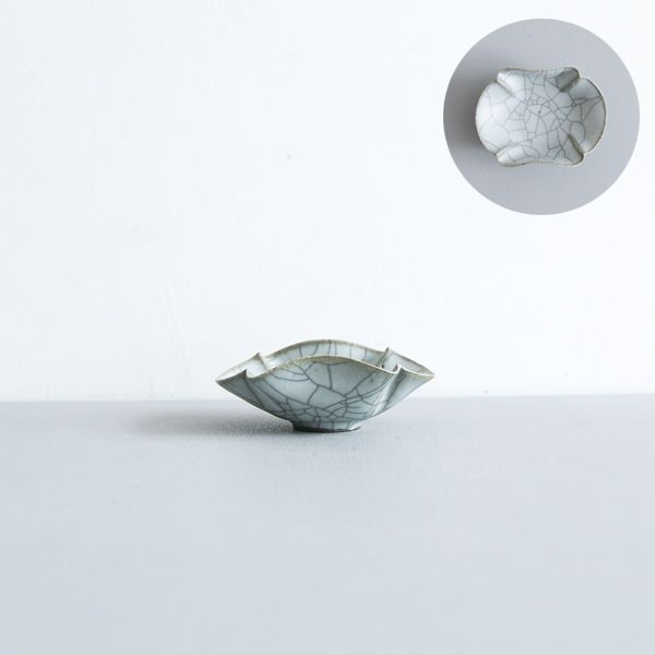 髙田志保　炭入りたわみ木瓜豆鉢　6.5×9㎝　H3.5㎝