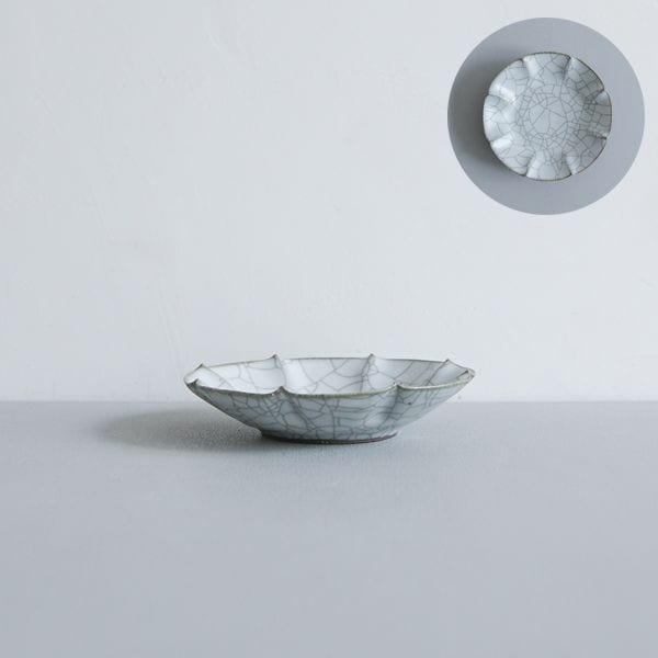 髙田志保　炭入り８弁取り皿　φ13㎝　H3㎝