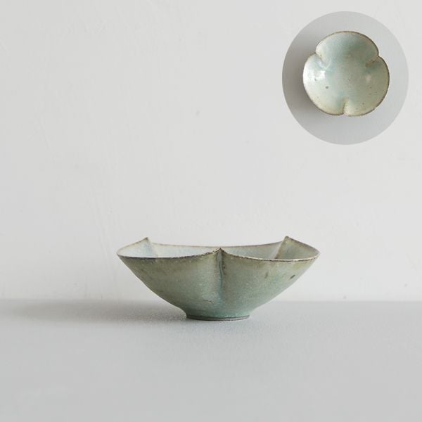 髙田志保　灰釉3弁小鉢　11cm×11cm　H4cm