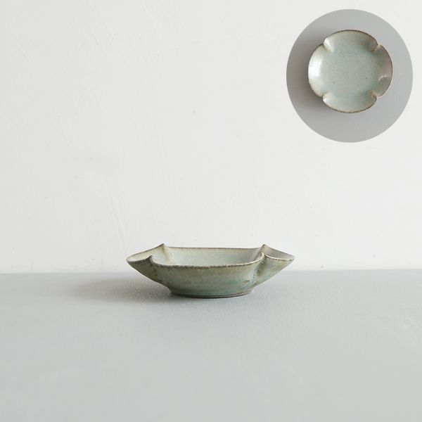 髙田志保　灰釉4弁小皿　10.5cm×11cm　H2.5cm