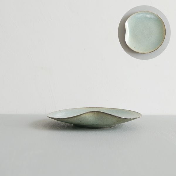 髙田志保　灰釉1弁たわみ皿　14.5cm×13cm　H3cm