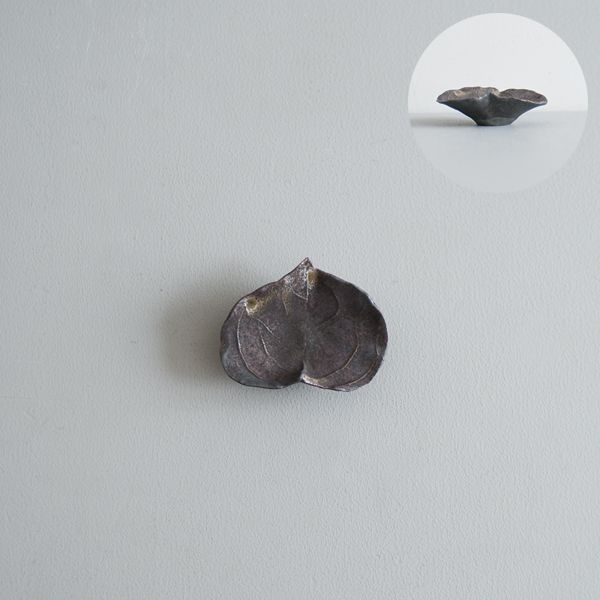 髙田志保　サンキライ（黒）　5.5×7cm　H2.5cm 