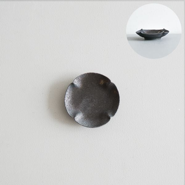 髙田志保　黒釉４弁豆まめ皿　6×6cm　H1.5cm 